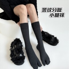 秋の新商品の基礎モデルは極めてシンプルで、縦のストライプの純色の二本の指の靴下に合わせて、足の指の靴下を分けます。