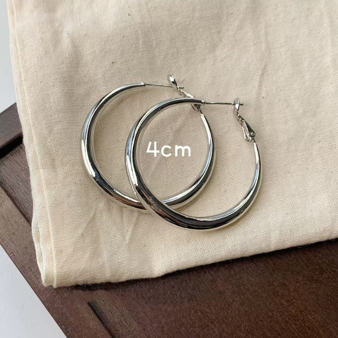 Pendientes de metal transfronterizos de otoño e invierno con aguja de plata, pendientes, pendientes de viento frío de moda de nicho, pendientes de lujo de alta gama de luz de todo fósforo