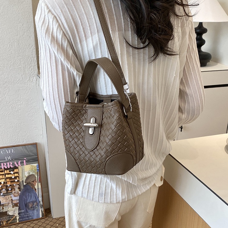 Balde de agua portátil de viaje de moda bolsa casual bolso de mujer verano nuevo tejido 2026 nicho mochila