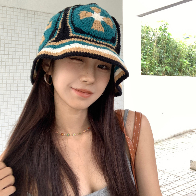 Sombrero de punto de flores hechas a mano de nicho japonés, ganchillo hueco para mostrar la cara pequeña, color de contraste dulce, sombrero de maceta universal