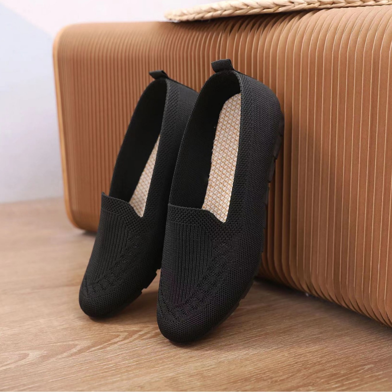 Primavera y verano nuevos zapatos de mujer zapatos de Madre de mediana edad y edad avanzada zapatos de mujer de punto transpirables zapatos casuales de estilo étnico cómodos de fondo suave al por mayor