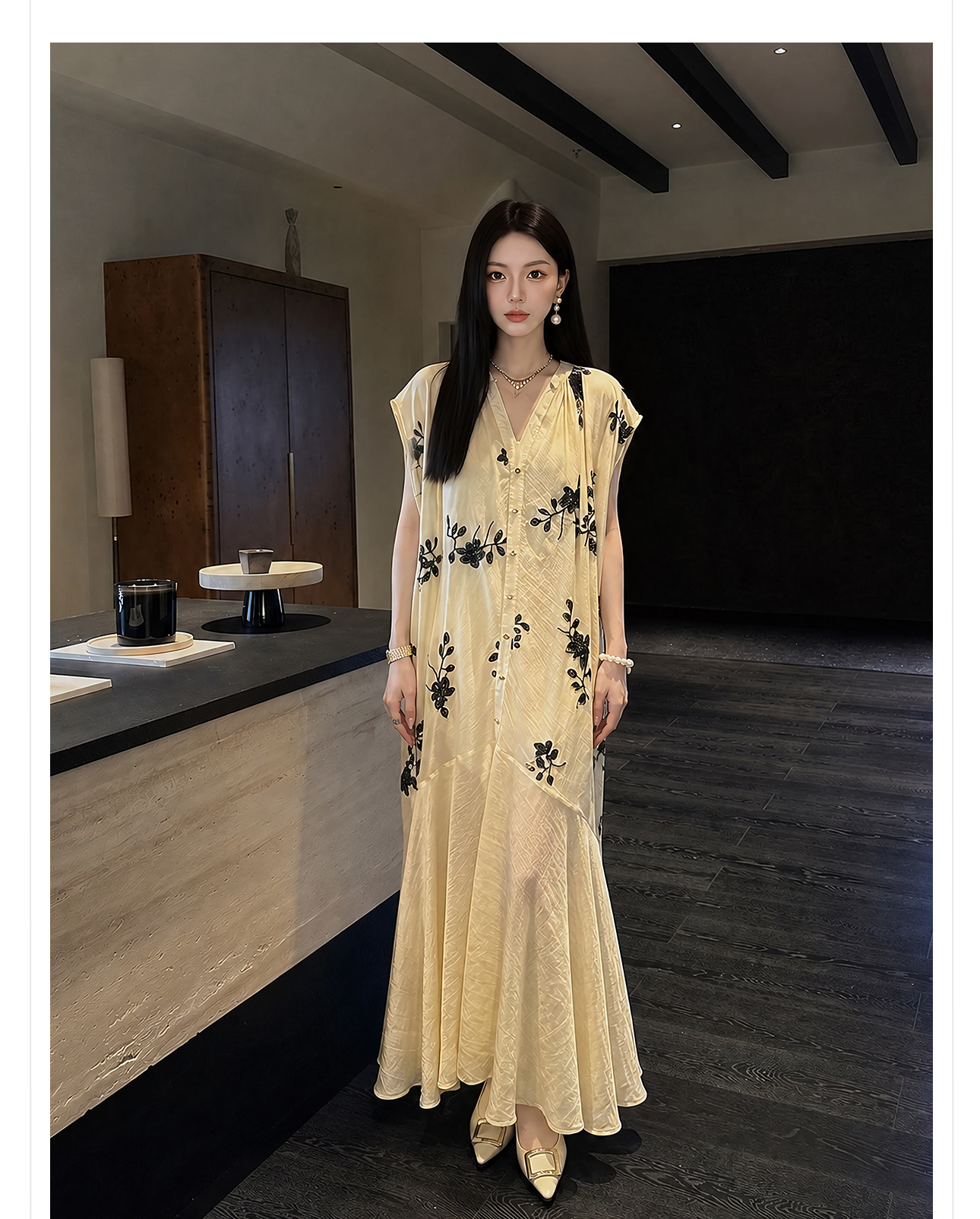Đầm maxi nữ thắt eo phong cách tân Trung Hoa, cổ tròn, tay ngắn, thân suông, tùng váy xòe nhẹ, gấu váy xẻ tà, chất liệu voan mỏng phối ren thêu hoa và đính cườm lấp lánh — Vàng nhạt chi tiết 10