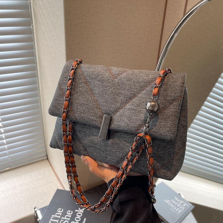 Bolso bordado simple para mujeres 2024 nuevo bolso cuadrado de cadena de estilo general, sensación de alto nivel retro viaje de hombro mochila