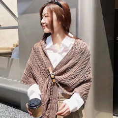 ストールのマントの女性の秋の肩のネットの赤いニットの三角のタオルの外はマントの韓国の小さいストールの式の上着の秋冬を掛けます