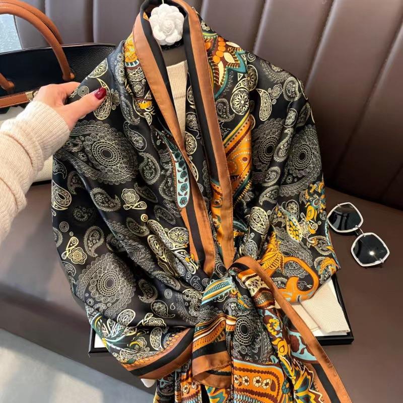 Nuevas letras europeas impresas en piedras preciosas amarillas imitación de seda seda brocado al aire libre con una toalla de playa bufandas de seda para mujeres