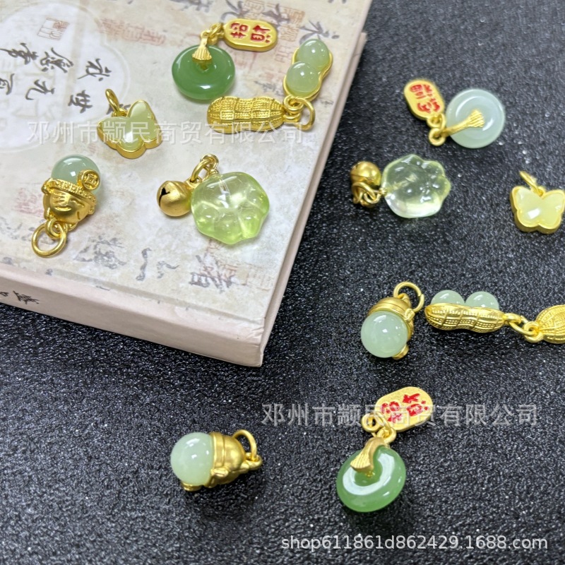 古法镀金镶玉绿色系猫爪蝴蝶招财猫小吊坠好事花生招财纳福小滴溜
