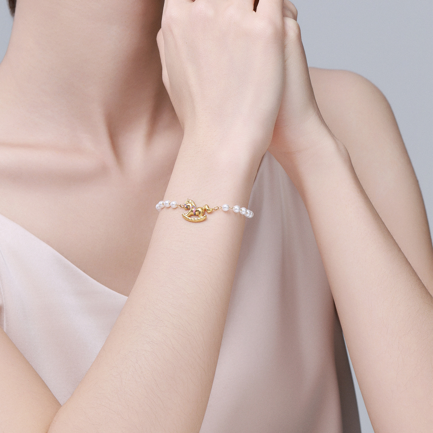 Xuping simple imitación de oro ligero lujoso temperamento pulsera pequeña fresca ins viento acero inoxidable 24k joyas de Año Nuevo al por mayor