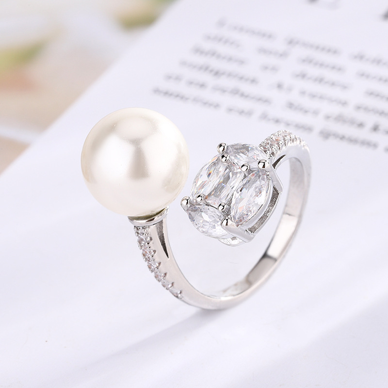 Anillo de cuentas blancas de oro blanco