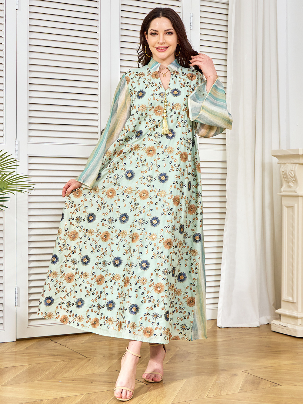 Elegante abaya araba con ricami e paillettes da donna_voghion.com