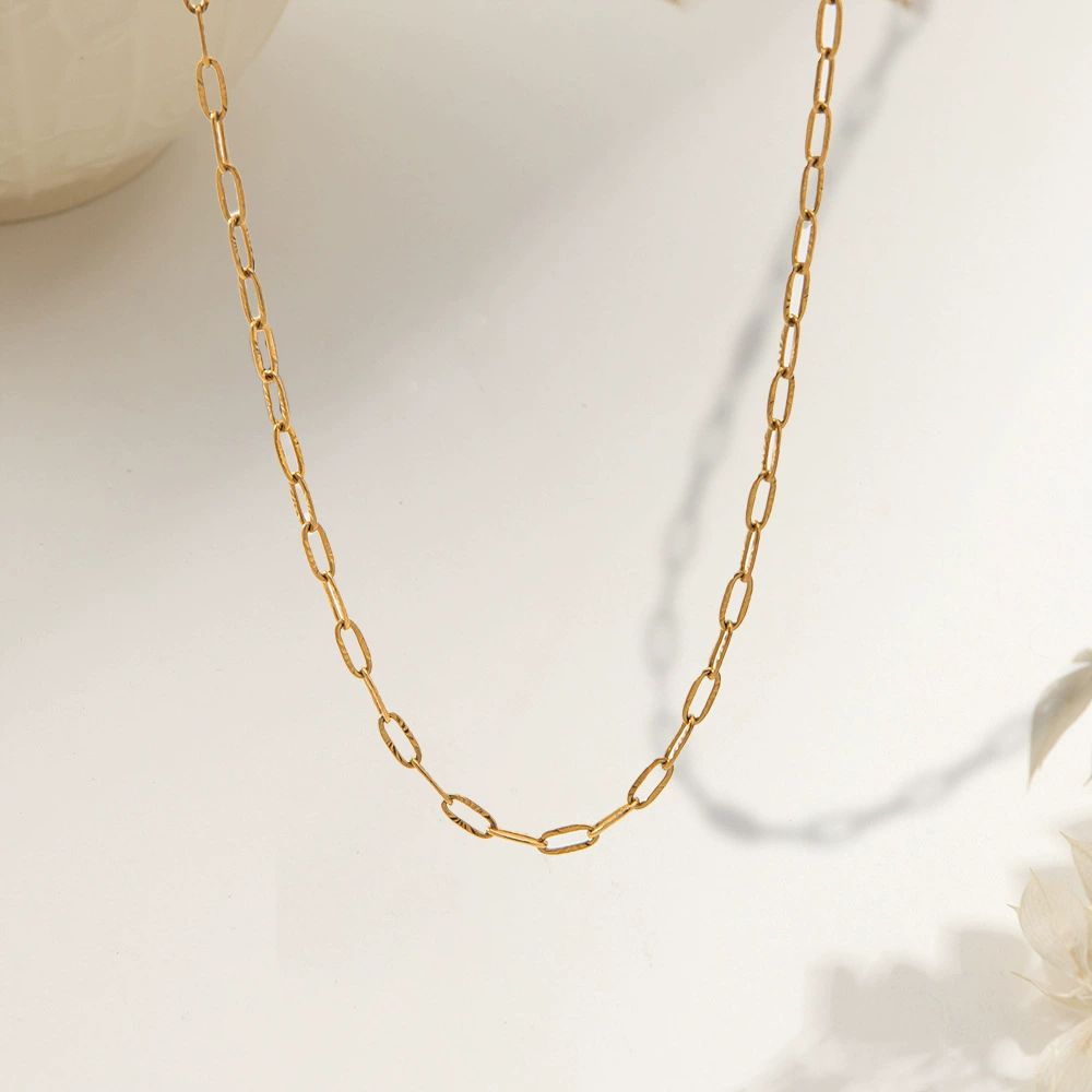 Браслет с тиснением для женщин, новый стиль 2025 года, 18-каратное золото, доступная роскошь, нишевый дизайн, простая титановая сталь, регулируемая тонкая цепочка