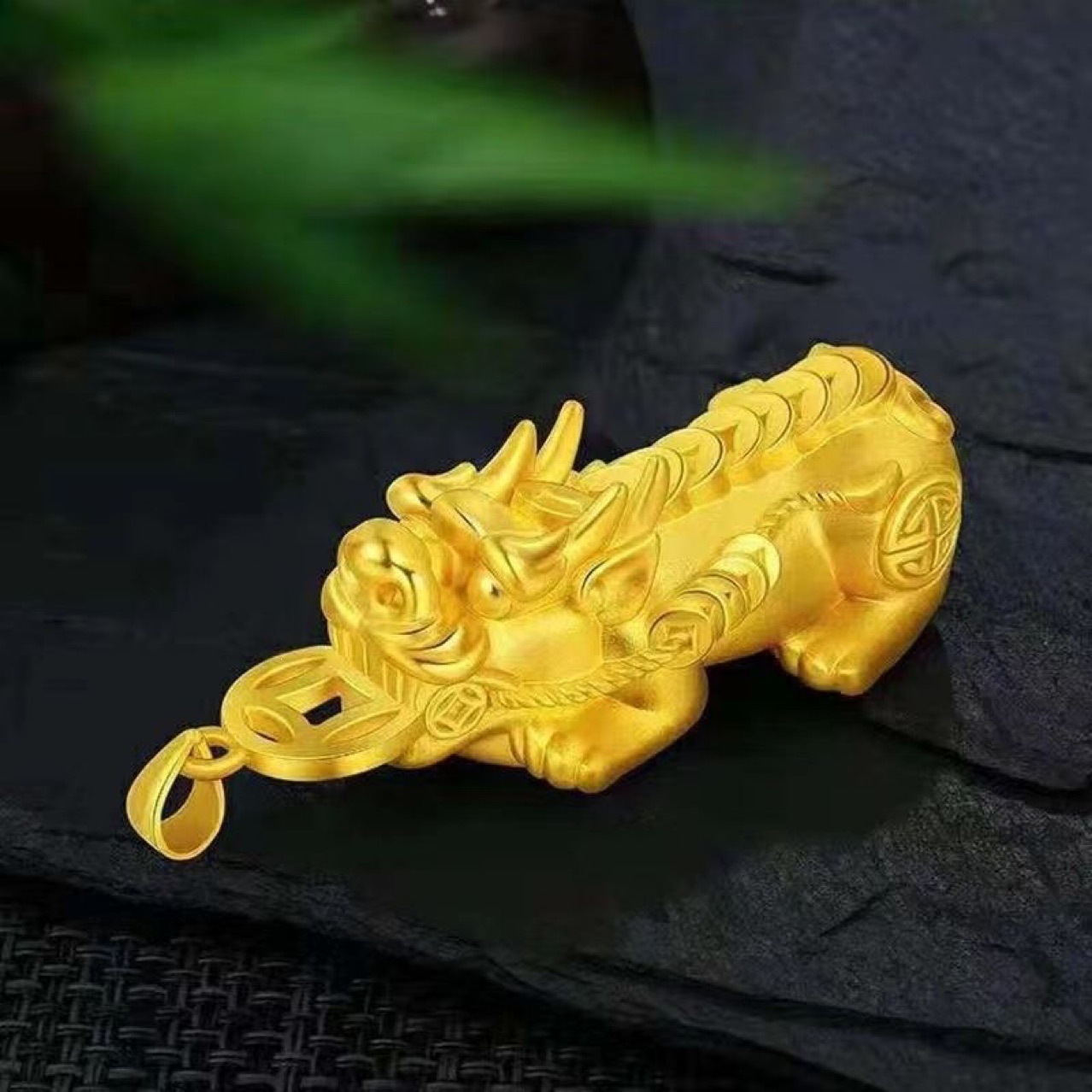 Highly realistic gold Pixiu pendant, fashionable Pixiu amulet for men and women to bring good fortune and wealth