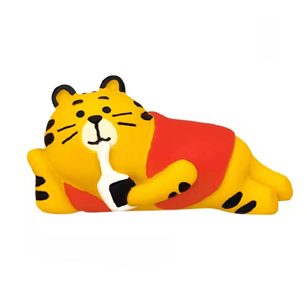 옆으로 누워있는 호랑이