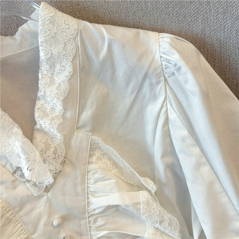 Vêtements pour femmes - Chemisier blanc à manches cloche et col en V à volants - Style romantique français - Haut tendance et jeune_voghion.com