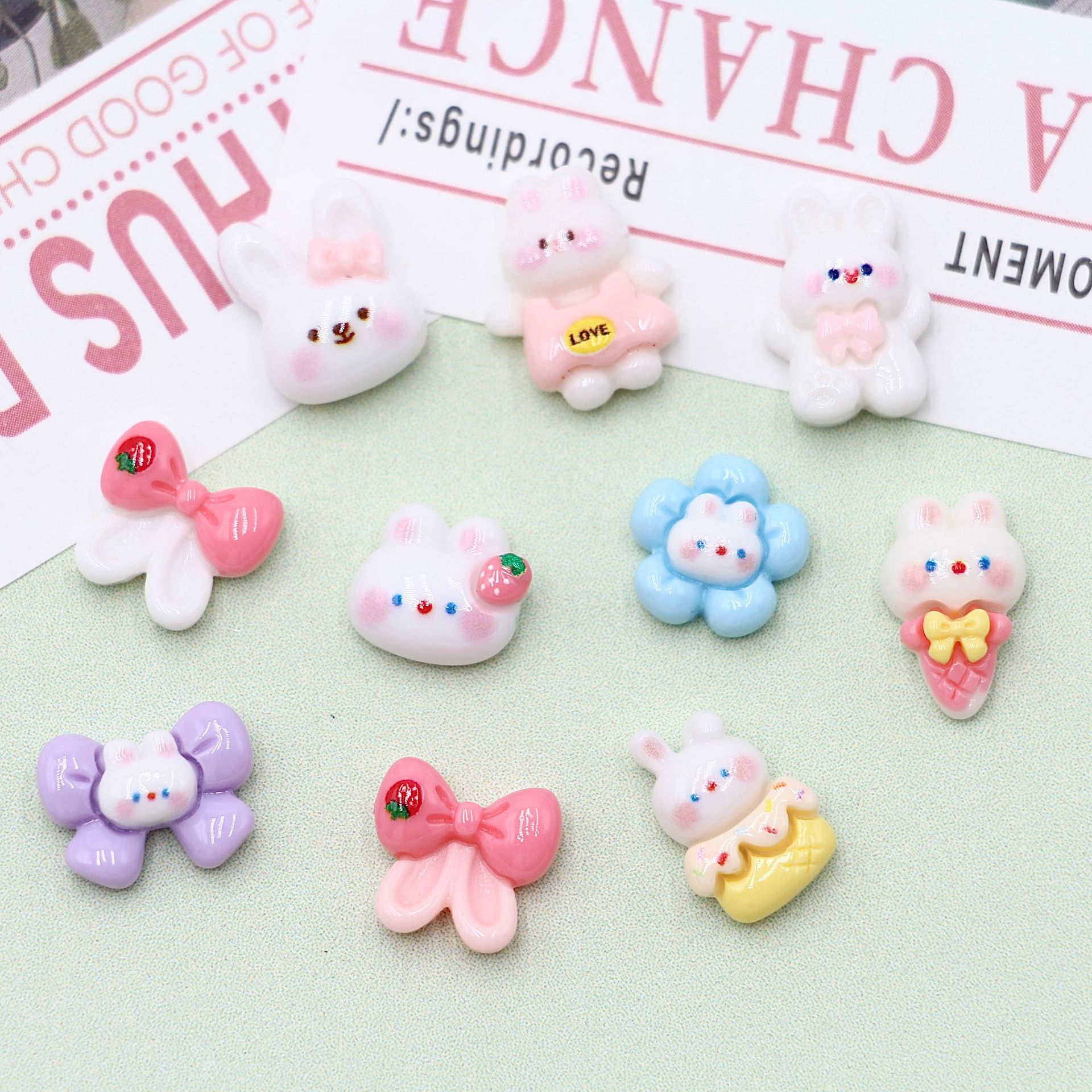 卡通可爱小粉兔草莓兔兔树脂美甲饰品DIY发夹发饰鞋扣手机壳