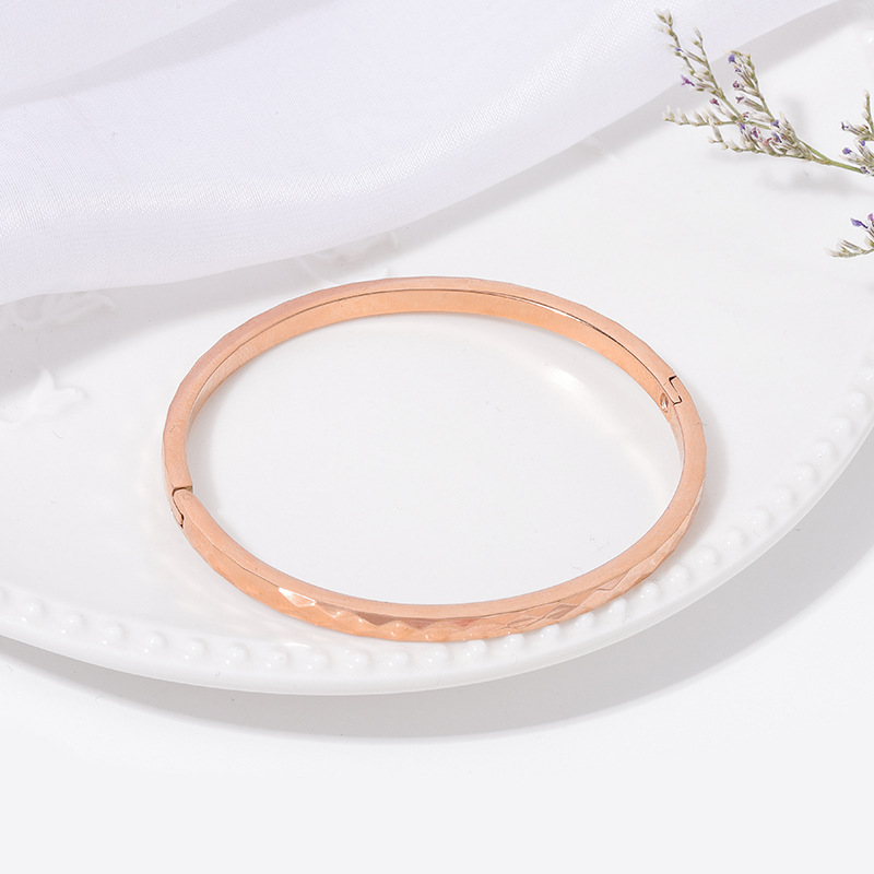 Pulsera de titanio y acero para mujer, diseño moderno y sencillo, pulsera de lujo que no se desvanece, venta al por mayor en stock.