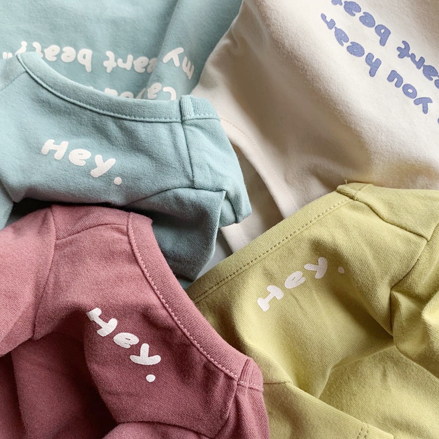 En stock nuevo ins Corea del Sur estilo coreano simple impreso T ropa para mascotas gato y perro tocando fondo ropa para mascotas