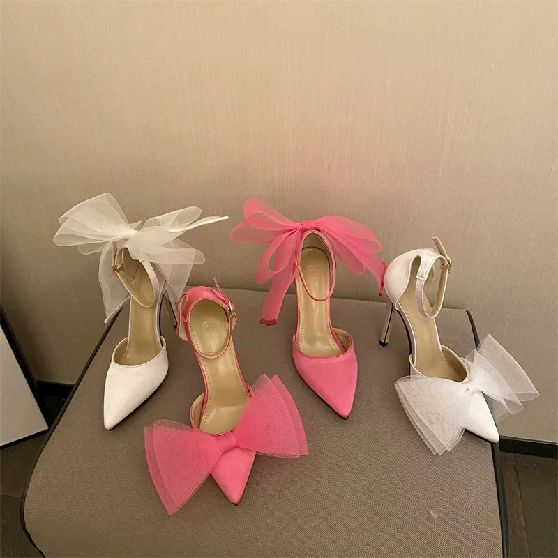 Новинка 2024, летние модные женские туфли на высоком каблуке в корейском стиле с острым носком и бантом, шелковые и атласные сандалии на шпильке с одной линией и пряжкой