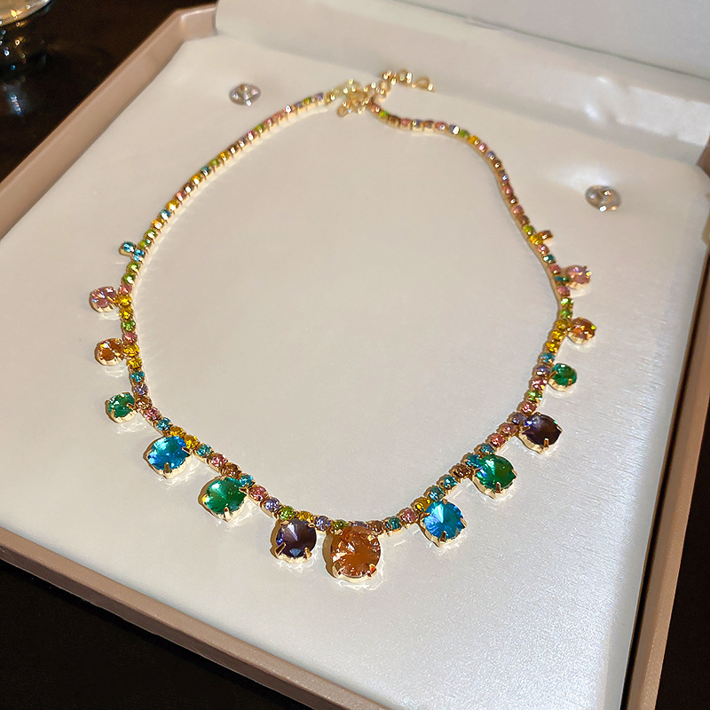 Farbenfrohe, mit Dopamin besetzte Diamanthalskette in Südkorea mit leicht luxuriösem Designgefühl. Die Schlüsselbeinkette ist_voghion.com