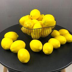 レモンの泡の偽のレモンの果物の模型の撮影の食器棚のショーウインドーの展示の道具の家は装飾を並べます。