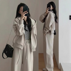 初秋の服装に、女性用の高級感のあるティーカラースウェットシャツとワイドレッグパンツのスポーツカジュアルツーピースセットを合わせて。