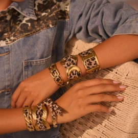 耳环;项链;手链