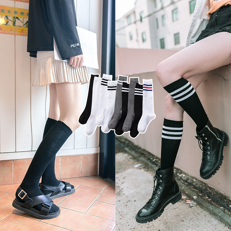 Calcetines de la pantorrilla de las mujeres dos o tres barras rayaron los altos calcetines del algodón estilo preppy llano blanco y negro Otoño e Invierno calcetines del estilo de JK al por mayor image 1