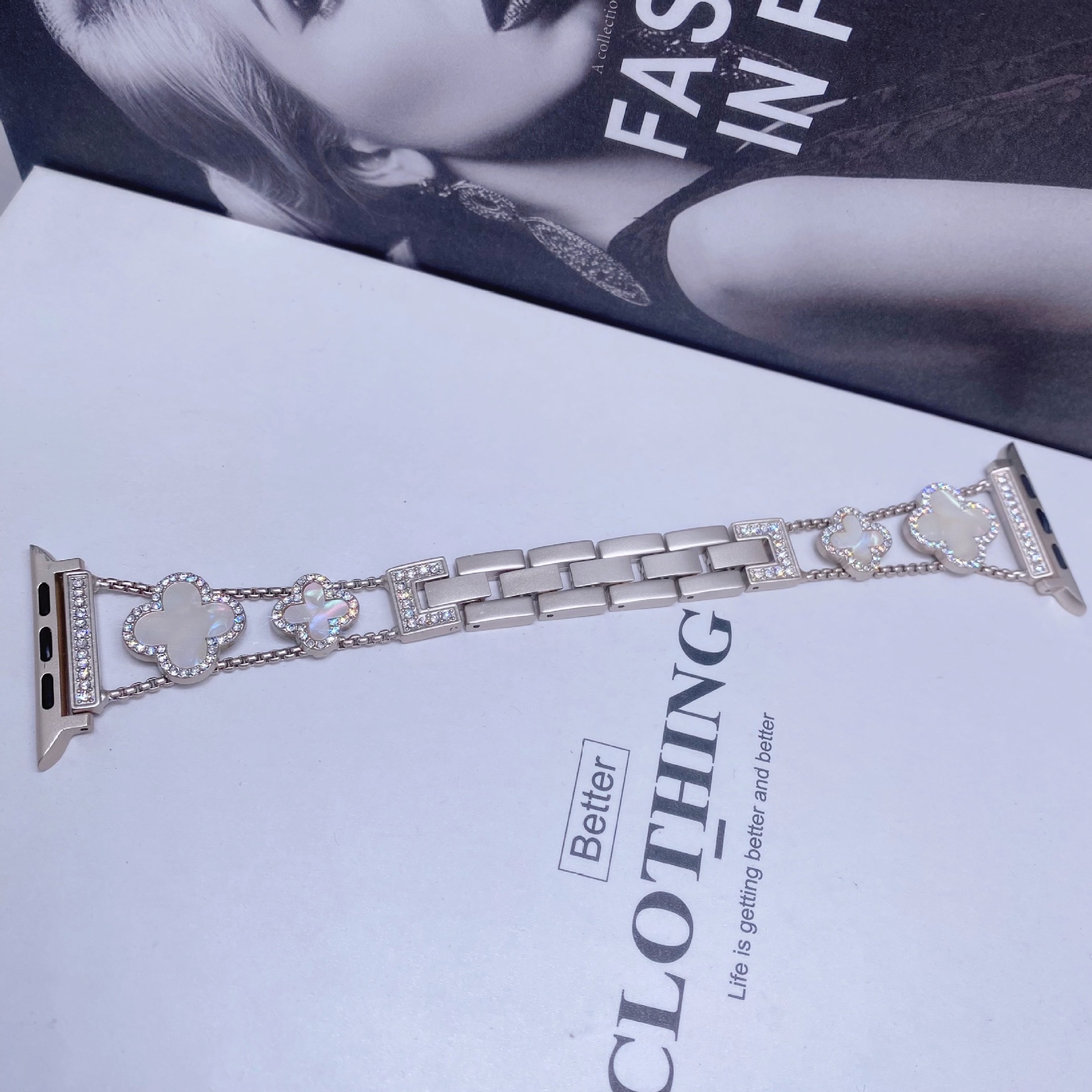 Apto para Apple Watch Apple Watch Correa de metal de trébol de cuatro hojas de diamantes de moda de SE1-10 generación