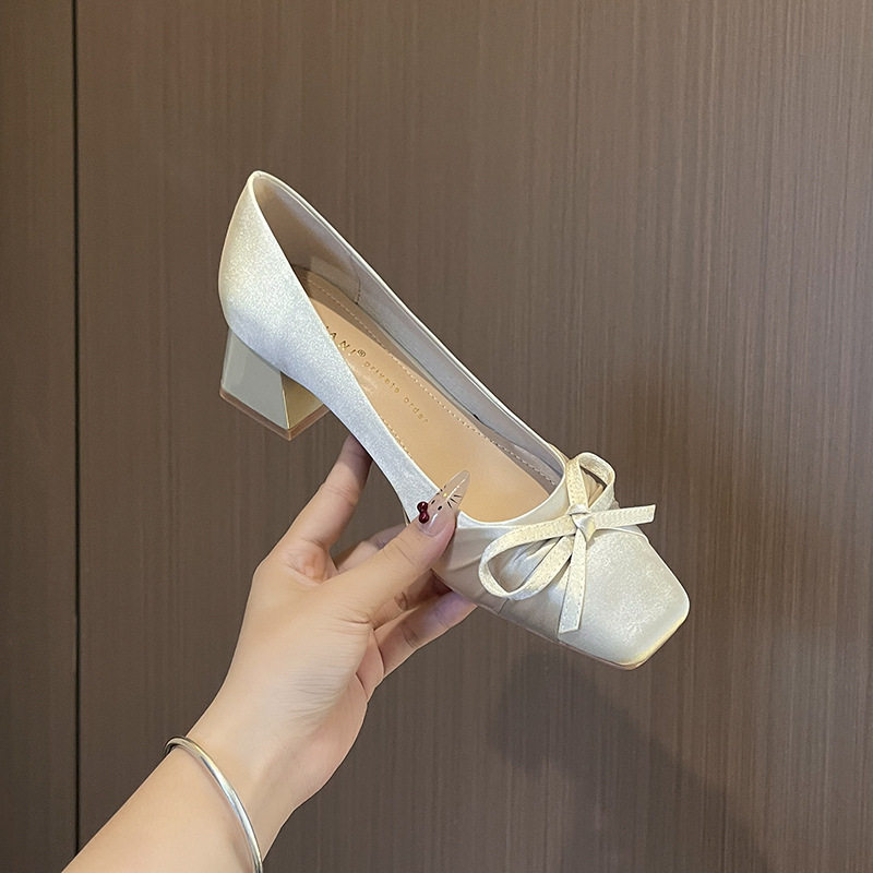 Giày cao gót nữ mũi vuông gót vừa 3–6 cm chất liệu lụa thắt nơ, giày cưới sang trọng — màu đỏ, quả mơ