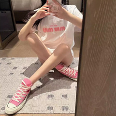 2025春の新型の黒い文字の刺繍の半袖のtシャツの女性のゆったりしている大衆の独特な設計はカジュアルな上着を合わせます。