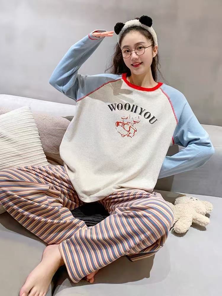 Color contrastante de cuello redondo de terciopelo conjunto de pijamas de mujer primavera y otoño pantalones largos de manga larga relajados de dibujos animados de invierno ropa casera bordada
