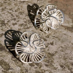 『銀粟』シリーズのオリジナルデザインの透かし彫りのしわの花の耳飾りのリボンの芸術のイヤリングのピアス