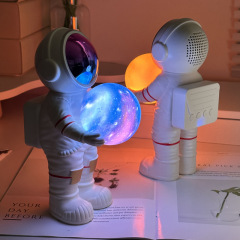 宇宙飛行士は星空のbluetoothスピーカーを抱いて夢の月のデスクトップ宇宙飛行士が国境を越えて起爆したサブウーファの音響