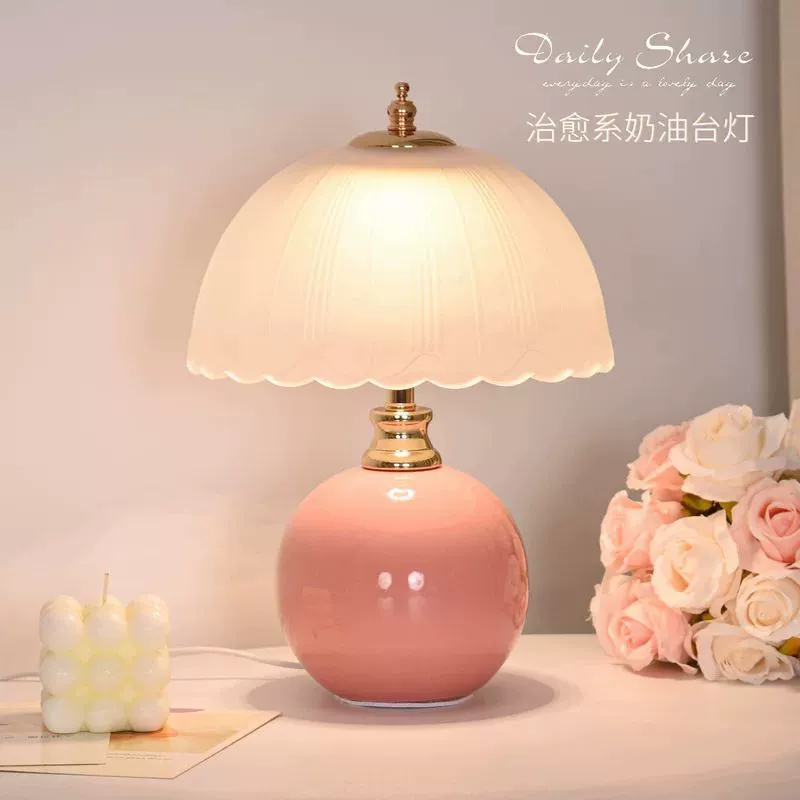 Крем-ветер светлая, роскошная настольная лампа Спальня 2025 свадебная тумбочка