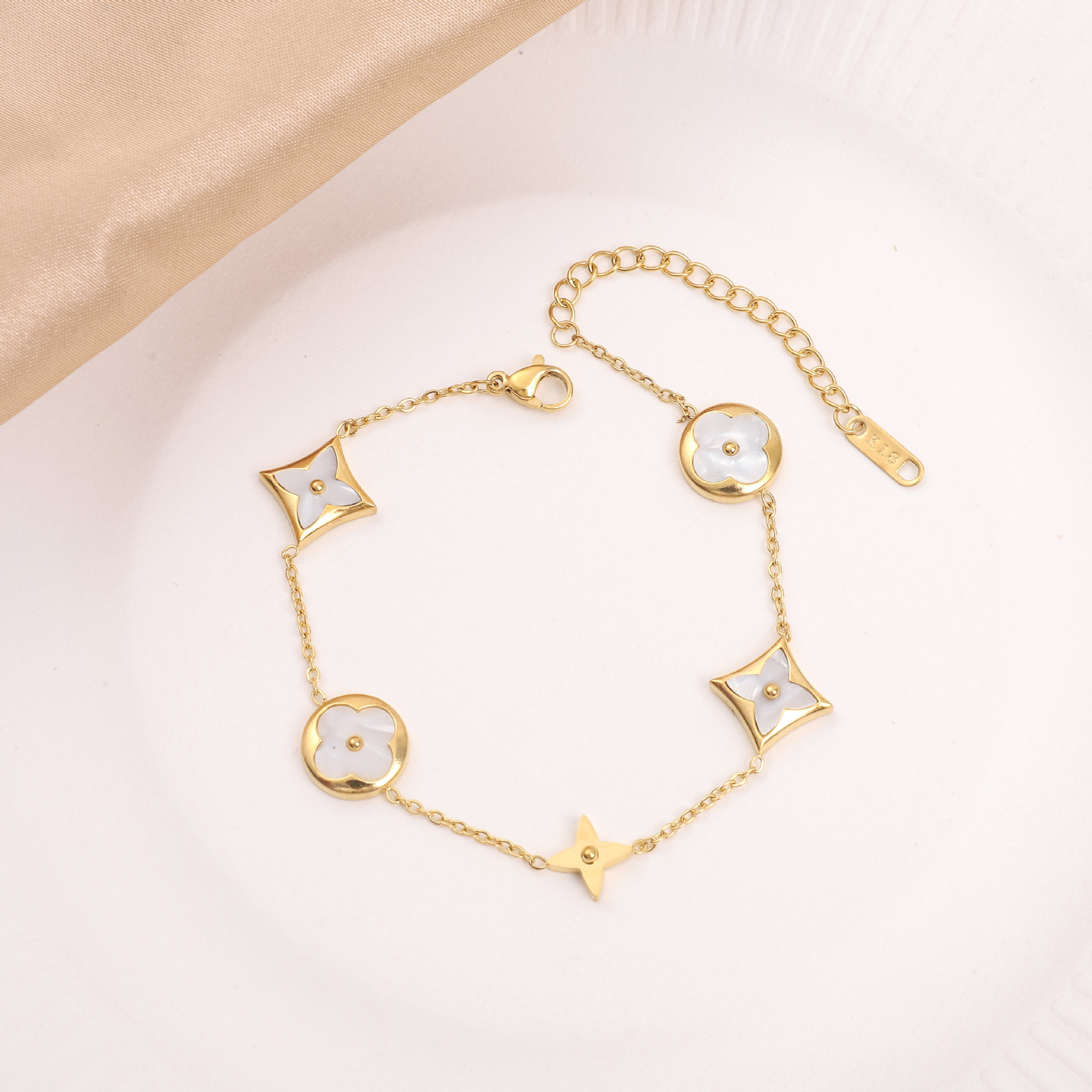 Ventas transfronterizas calientes nuevas pulseras de acero de titanio personalidad femenina de alto nivel diseño ligero de lujo moda temperamento versátil joyería de acero de titanio image 20