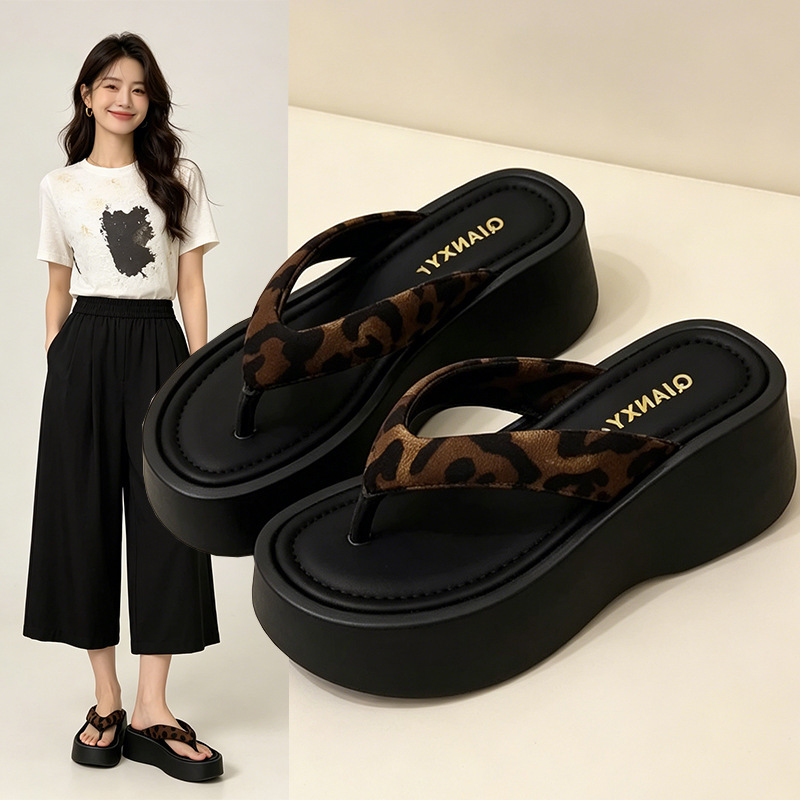 2026 Thick-Soled Leopard Print Flip-Flops for Women, Summer Outdoor Wear, Versatile New Style, Height-Increasing Platform Sole, Thong Sandals for the Beach