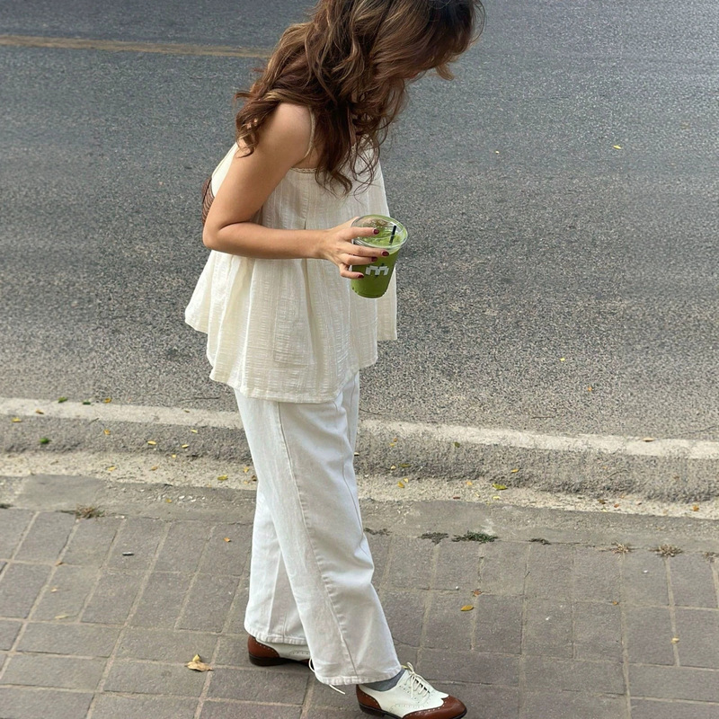 Summer lace-trimmed sweet camisole with straps, soft and versatile casual top
