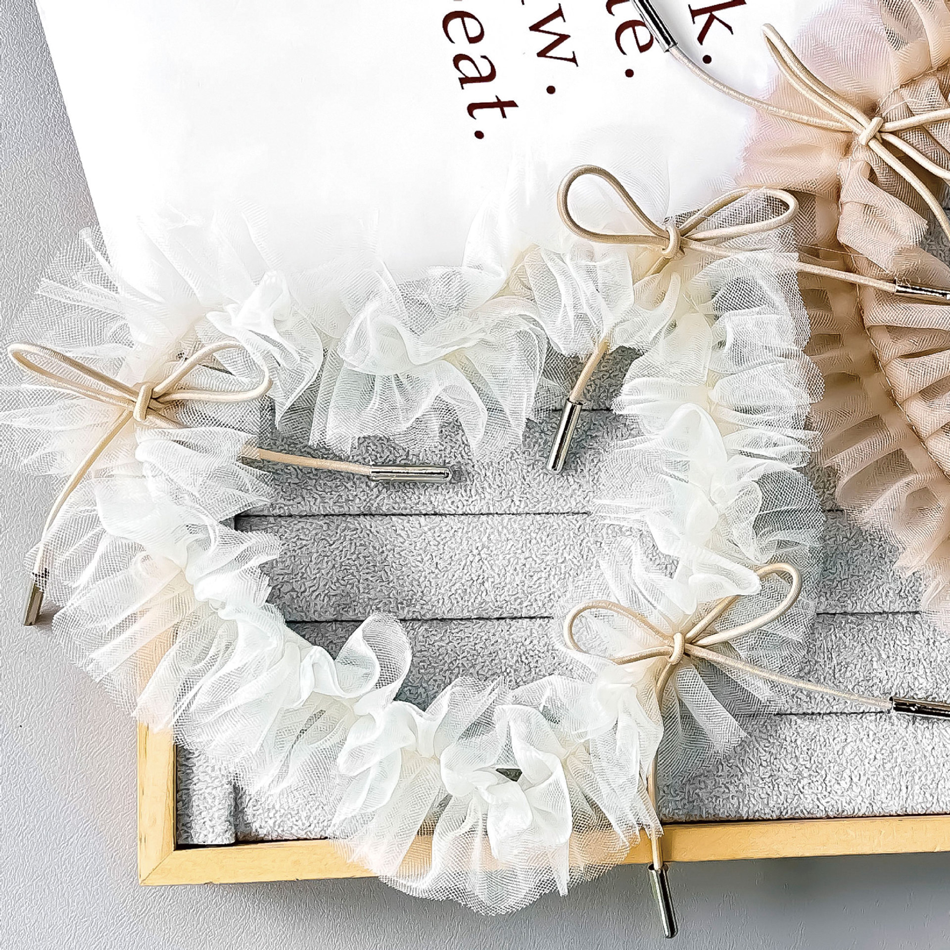 Venta directa de fábrica nueva malla en forma de corazón bowknot calcomanía decoración de ropa ramillete pegatinas de tela bricolaje accesorios accesorios