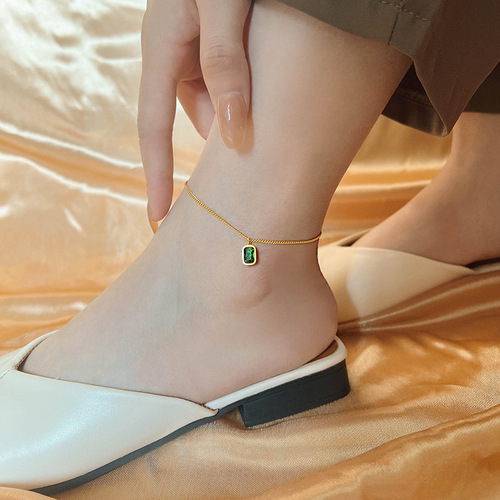 High-end white retro-plated 18K gold-plated square green crystal anklet for women with niche design, light luxury titanium steel that does not fade