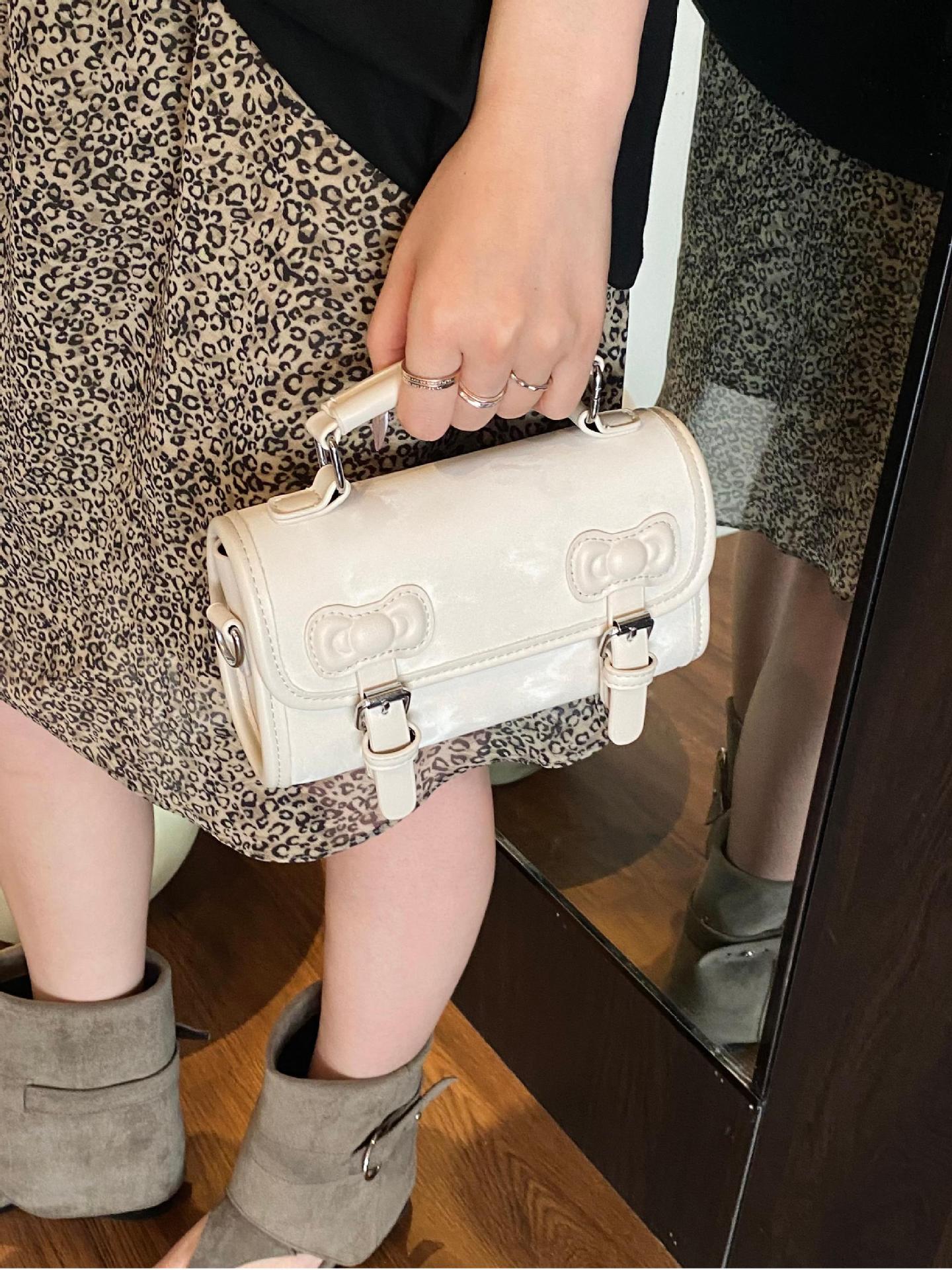 Summer Super Fire Hand lleva un pequeño bolso cuadrado femenino 2025 nuevo bolso de hombro con lazo de moda bolso de mensajero de estilo universitario de todo fósforo