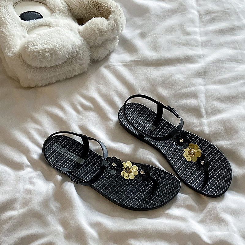 2025 nuevos zapatos de playa zapatillas de moda de verano para mujeres en el mar pendiente de fondo grueso talón clip zapatillas de flip flops al por mayor