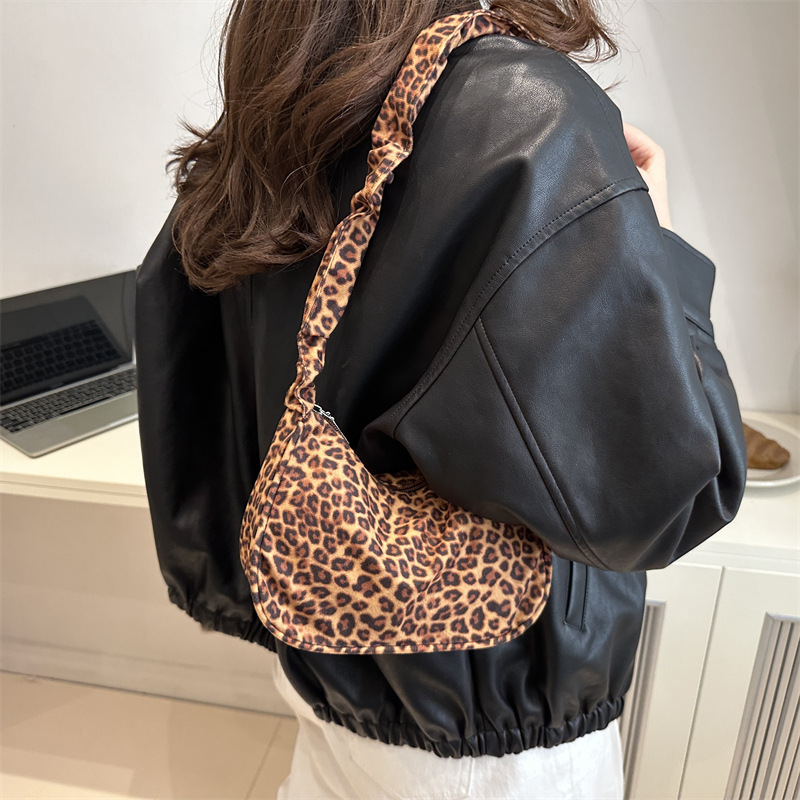 Bolso de moda clásico de leopardo coreano ins2024 otoño y invierno nuevo bolso de gran capacidad de literatura y arte perezoso