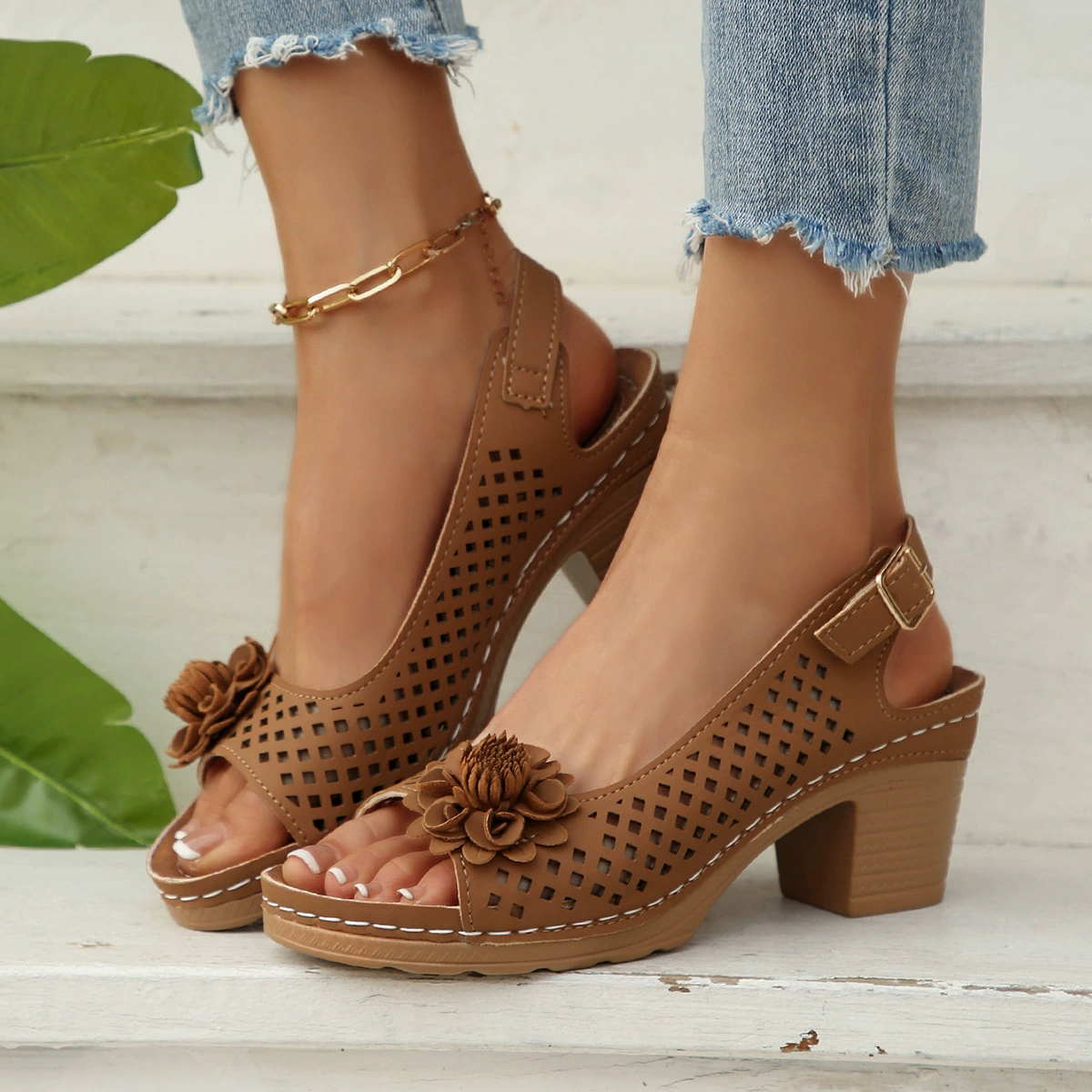 Трансграничные цветы большого размера на высоком каблуке холодные тапочки женщины 2025 лето новая европейская и американская мода толстые каблуки холодные тапочки женщины