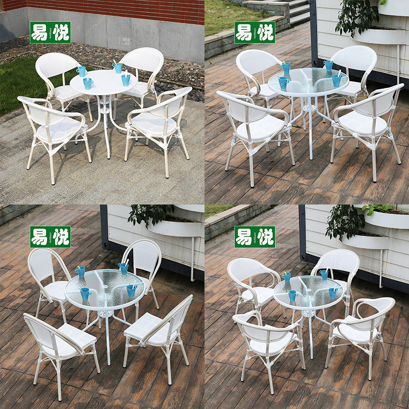 Tienda de té con leche Mesas y sillas al aire libre Sillas de mimbre de ocio de patio Juego de tres y cinco piezas Mesas y sillas exteriores de café Protector solar impermeable blanco