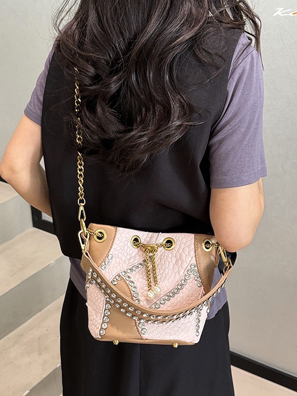 Bolso de cubo de comercio exterior mujer 2026 nuevo nicho transfronterizo ligero de lujo empalmado cadena de diamantes bolso de hombro