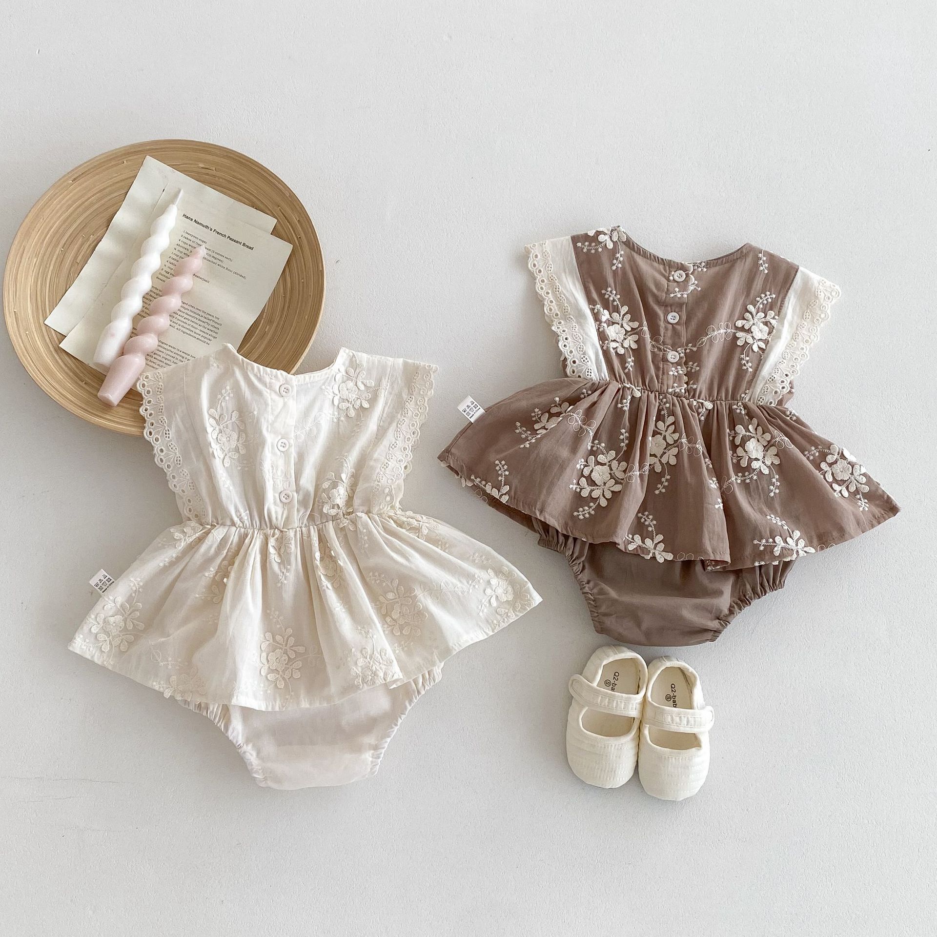 Ins韓国版赤ちゃんの袖なしのお尻の服の女性の赤ちゃんの洋気の刺繍のハスのスカートの夏の薄いタイプの外出は服を登ります。