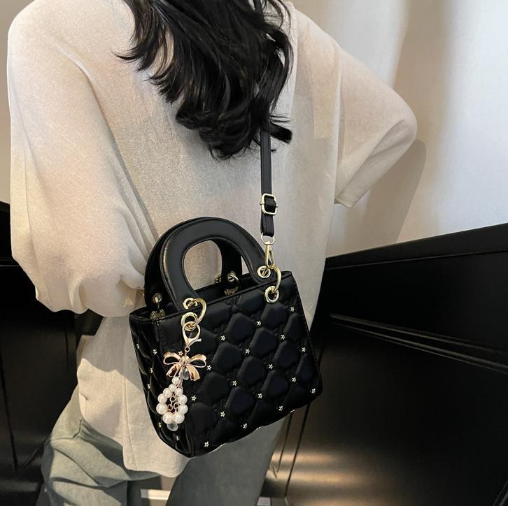 Bolsa de mano de bordado de diamante para mujeres 2025 nueva moda explosiva bolso de hombro de estilo universal estilo extranjero alta sensación de mochila