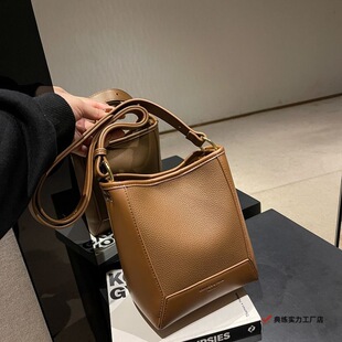 New Fashion High-End Bag Large Capacity Bucket Versatile Commuter Shoulder Crossbody Bag Women's Bag Black Brown