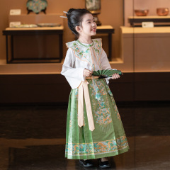 2024春の新商品の漢服の女の子は馬のスカートを改良して国の風の雲の肩の古風の子供のスーツを刺繍します。