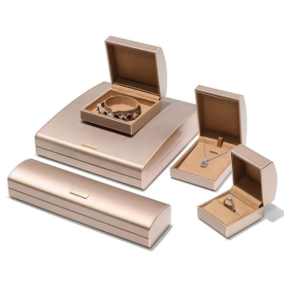 High-End Curved Brushed Leather Jewelry Box Gold Label Necklace Pendant Ring Bracelet Set Decoration Packaging Box