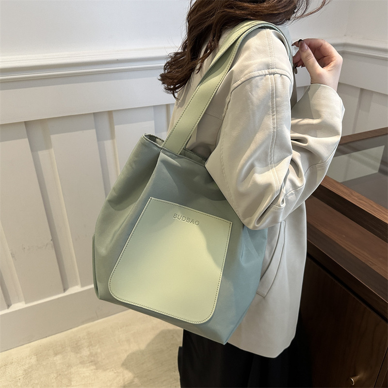 Bolso de mano simple 2024 invierno nuevo bolso de ocio versátil ains este año, bolso de hombro coreano para mujeres